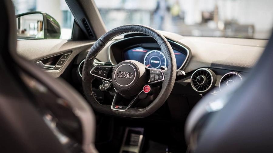 Интерьер Audi TT RS Coupe 2016 года  (фото 4 из 15)